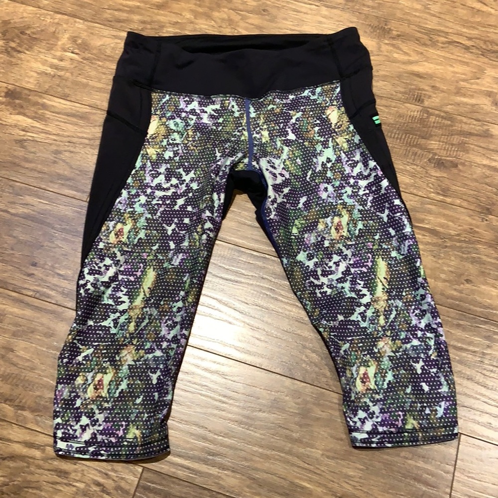 Lululemon speckled green and purple with black back capris